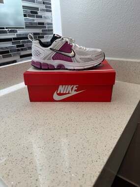 White Zoom Vomero 5 Sneakers